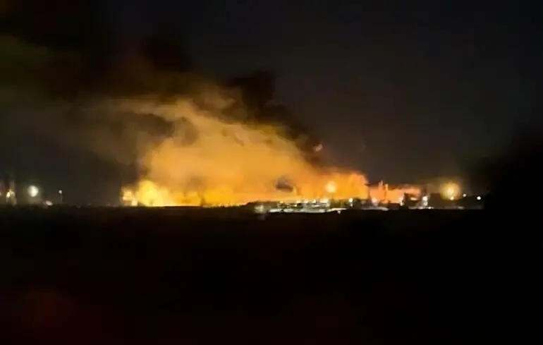 В России горит стратегический НПЗ