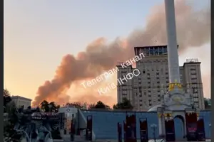 В Киеве из-за паления обломков БПЛА загорелось здание Кабмина