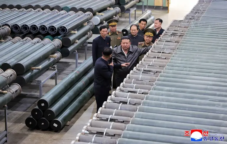 Кім Чен Ин інспектує заводи з виробництва боєприпасів у КНДР / 7 травня 2025 року