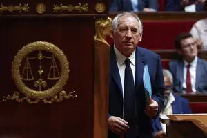 Правительство Франции распалось: что будет дальше