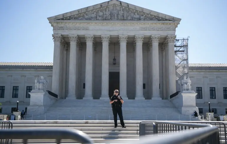 Миграционная политика Трампа: Верховный суд США разрешил рейды против людей на основе их расы или языка