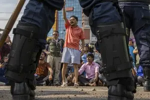 Протести у Непалі: премʼєр пішов у відставку, мітингарі підпалили резиденції лідерів країни 