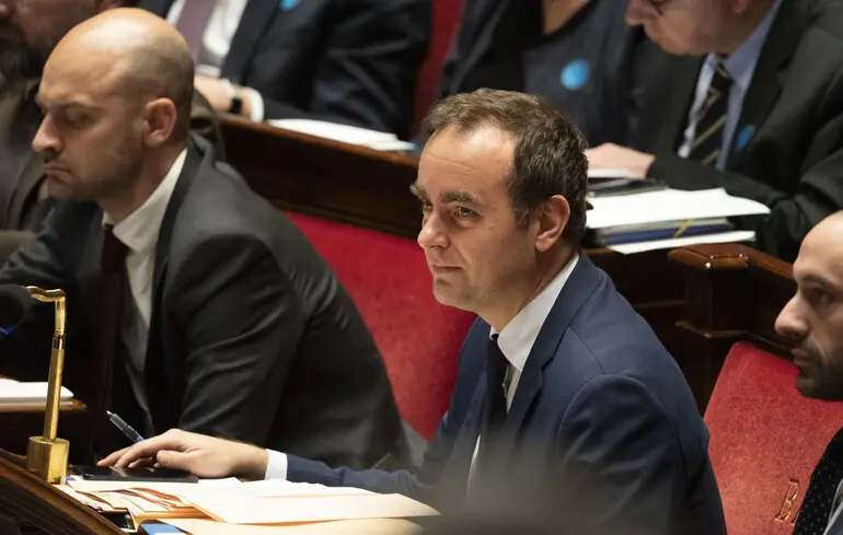 ЗМІ розповіли, хто може стати новим премʼєром Франції