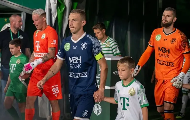 Артем Фаворов (в синей форме)