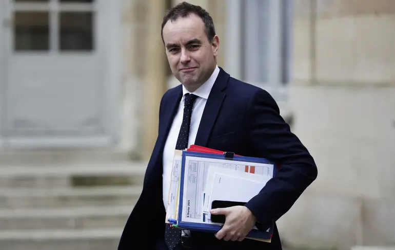 Макрон призначив нового главу уряду