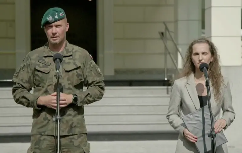 Яцек Горышевский и Каролина Галицкая во время брифинга относительно дронов, которые пересекли польское воздушное пространство