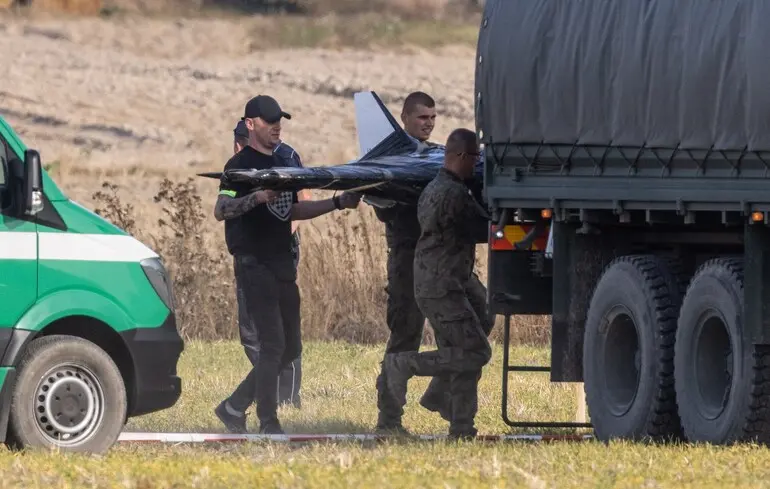Польские войска территориальной обороны на месте падения российского беспилотника в селе Вогин в восточной Польше / 10 сентября 2025 года