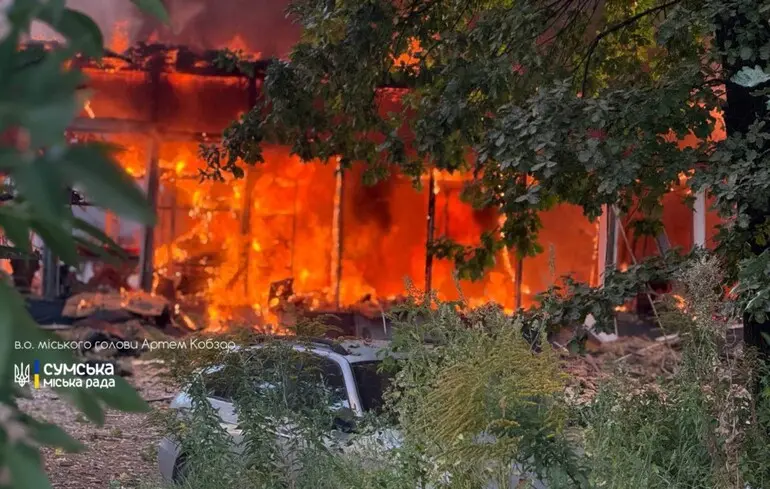 У Сумах пролунала низка вибухів, прильоти дронів спричинили чималу пожежу