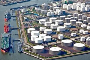 В России ночью вспыхнули нефтеналивной порт Приморска и нефтебаза под Смоленском