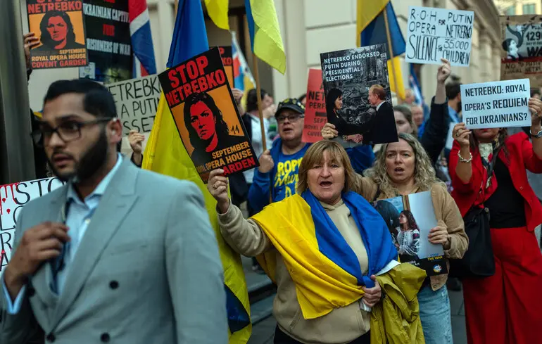 Протест возле Королевской оперы в Лондоне.