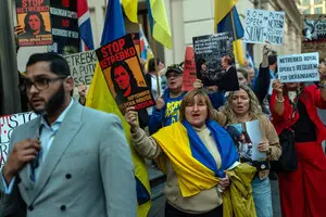 Протестувальники зібралися біля Королівського оперного театру під час виступу Анни Нетребко