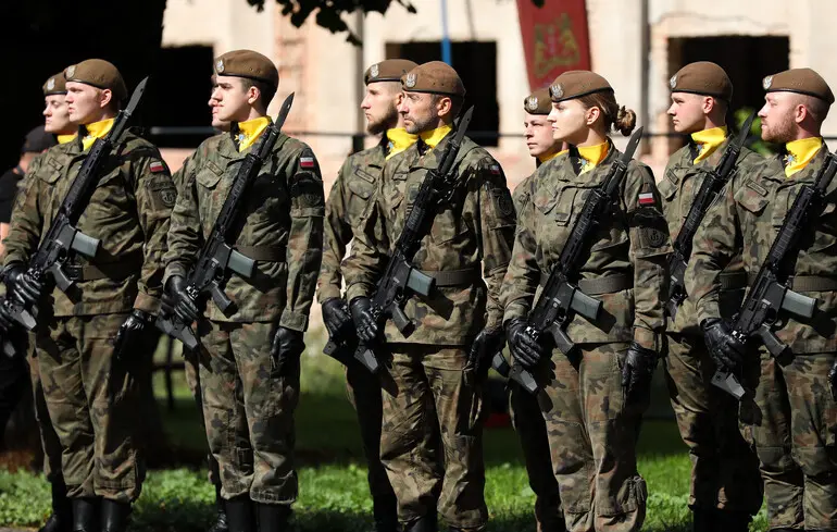 Тисячі поляків записуються на добровільну військову підготовку, бажаючи уникнути російської агресії — Reuters
