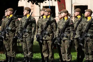 Тысячи поляков записываются на добровольную военную подготовку, желая избежать российской агрессии — Reuters