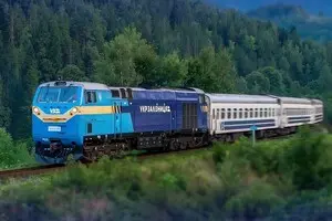 «Укрзалізниці» розповіла, що зараз із поїздом, який аварійно зупинився через вибухи, та призначила додаткові приміські рейси