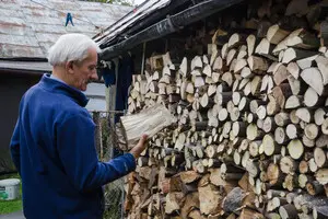 Як українські пенсіонери в селах готуються до опалювального сезону