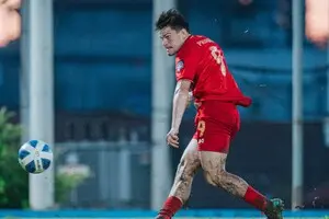 Український футболіст оформив хет-трик в екзотичному чемпіонаті на жахливому полі