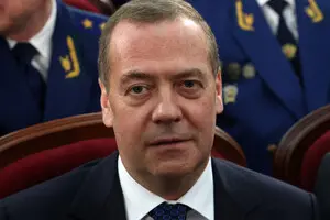 Медведев пригрозил НАТО войной после предложения создать бесполетную зону над Украиной