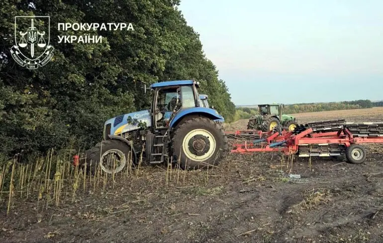 Росіяни знову вдарили дронами по мирному полю, на Миколаївщині загинув тракторист — ОВА