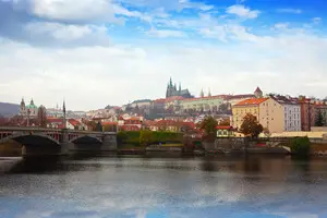 Опозиція у Чехії набирає підтримку напередодні виборів та може обʼєднатися з проросійськими силами — Reuters