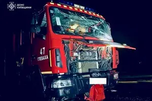 В Киевской области россияне повторно ударили по спасателям, которые тушили торговый центр, вспыхнувший во время предыдущей атаки