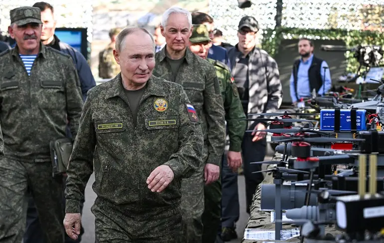 Путін вдруге за війну публічно з'явився у військовій формі: аналітики пояснили мотиви