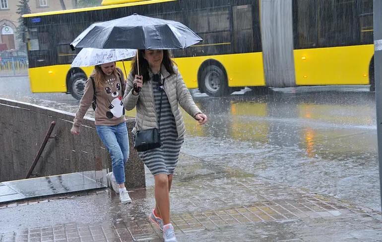 Синоптики попередили: Київ 17 вересня зустріне дощами і холодним вітром