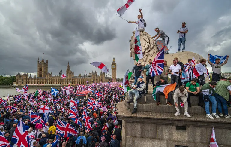 Миграция топит правительство: лодки прибывают быстрее, чем решения