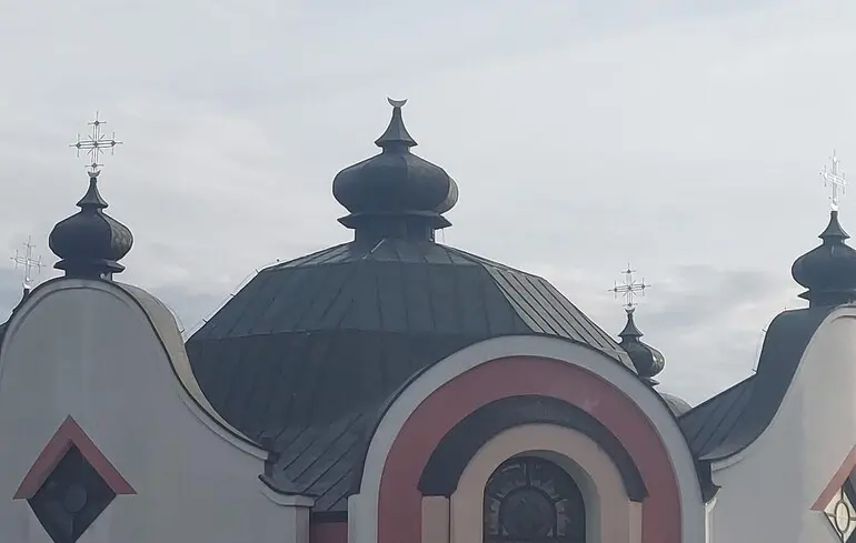 Думав, що виготовлений зі срібла: у Польщі розшукали чоловіка, який зрізав хрест з українського храму