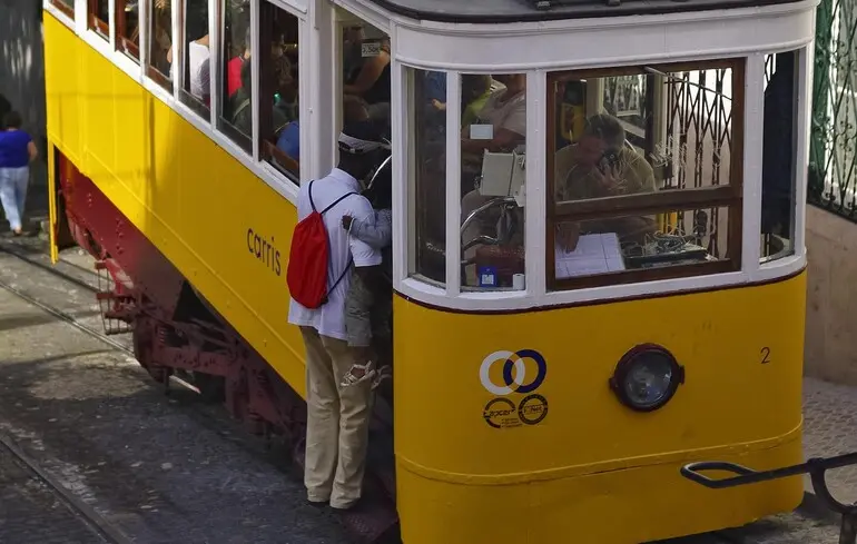 Через дронову атаку на Київ можуть виникнути проблеми з поїздками на швидкісному трамваї та фунікулері - КМДА