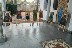 «Иконы на ящиках из-под вооружений»: украинскую выставку впервые презентовали в Африке