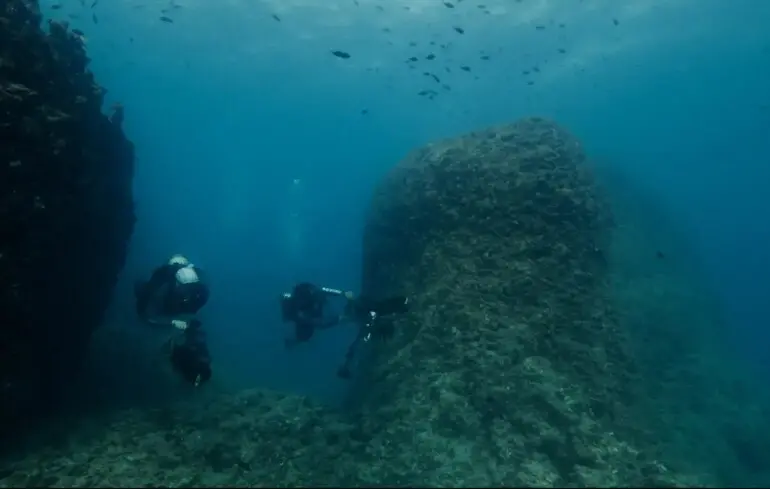 Археологи нашли под водой древний порт