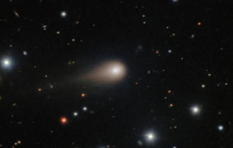 Межзвездная комета становится зеленой