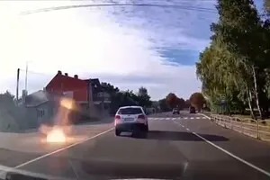 Войска РФ сбросили неизвестные взрывчатые вещества на улицу в Нежине