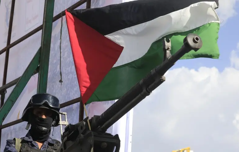Солдат-хусит направляет пулемет с палестинским флагом во время антиизраильского митинга в Йемене / 19 сентября 2025 года