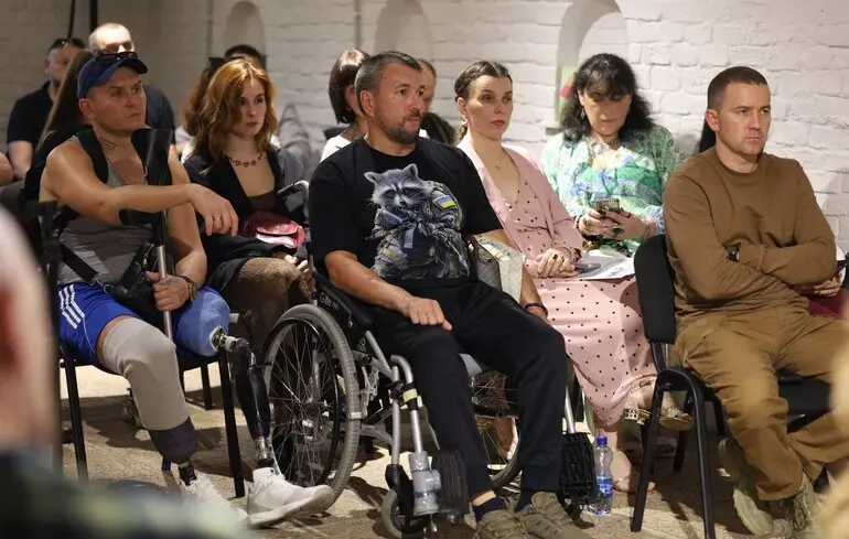 Фото со встречи общественности с главой Движения сопротивления ССО ВСУ