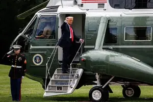 Американця звинуватили у тяжкому злочині через наведення лазерної указки на гелікоптер Трампа