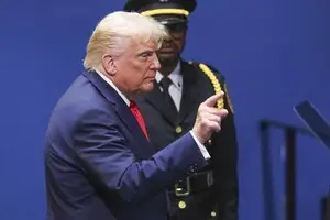 Зупинився ескалатор і вимкнувся телесуфлер: у Трампа обурилися через відмову техніки і вимагають знайти винних