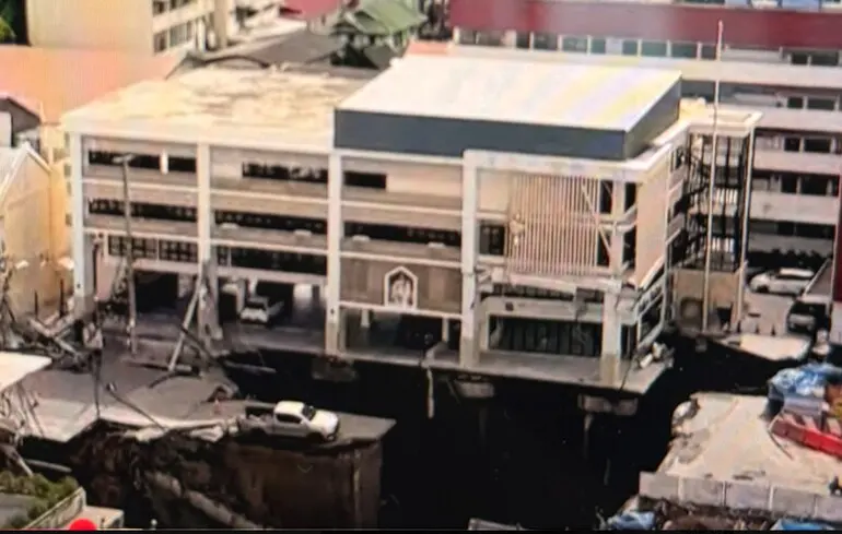 В столице Таиланда Бангкоке обвалилась часть улицы — образовалась воронка глубиной 50 м