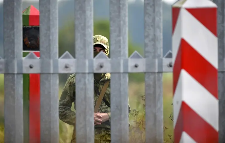 Польша открыла границу с Беларусью. На КПП образовались очереди