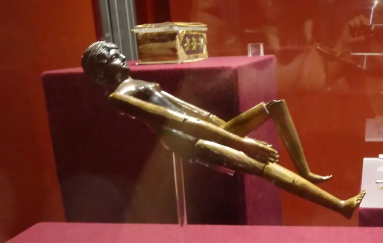 Приклад шарнірної римської ляльки зі слонової кістки II століття н. е.