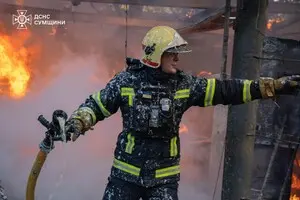 В Сумах спасатели тушили пожары под вражеским обстрелом, в ГСЧС показали, как это было