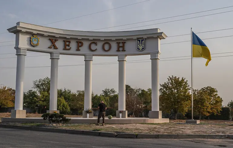 Россияне за час сбросили на Херсон полтора десятка авиабомб