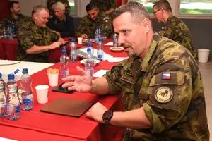 В Чехии ранили ножом высокопоставленного генерала, он попал в больницу