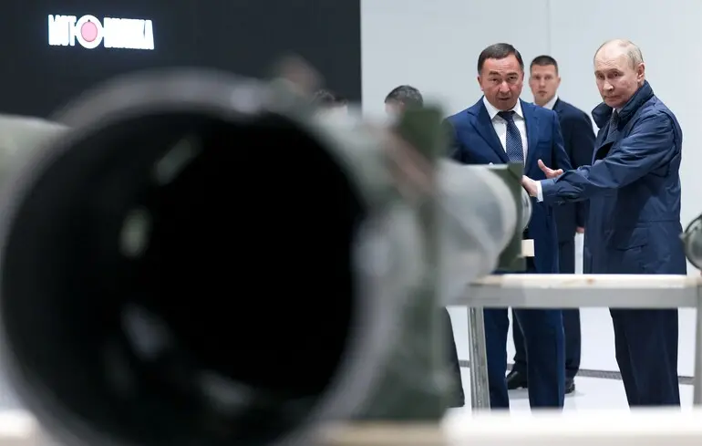 Владімір Путін оглядає виставку озброєння та військової техніки під час візиту на оборонне підприємство "Мотовіліхинські заводи" в Пермі / 19 вересня 2025 року