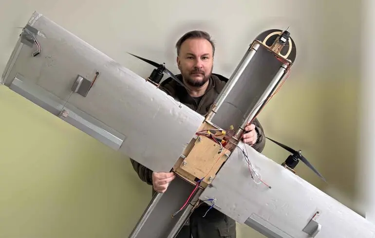 "Флеш" тримає в руках "Молнію" 