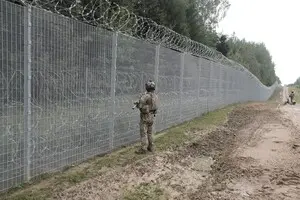 Латвия оказалась на грани серой зоны между войной и миром — Bloomberg