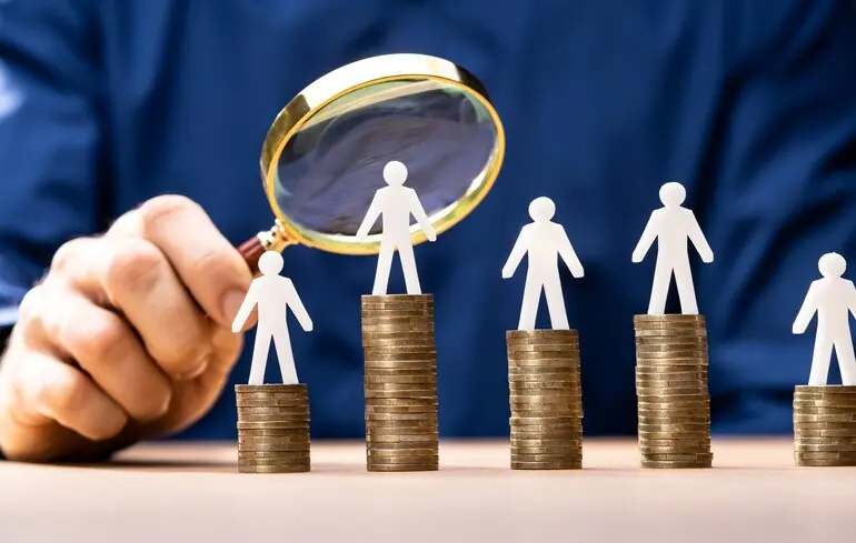 В Україні середня зарплата знизилась – дані Держстату