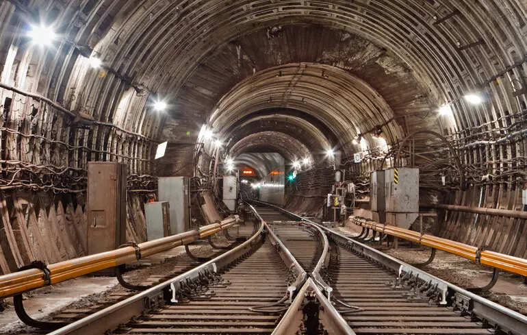 В киевском метро человек упал на рельсы в Киеве