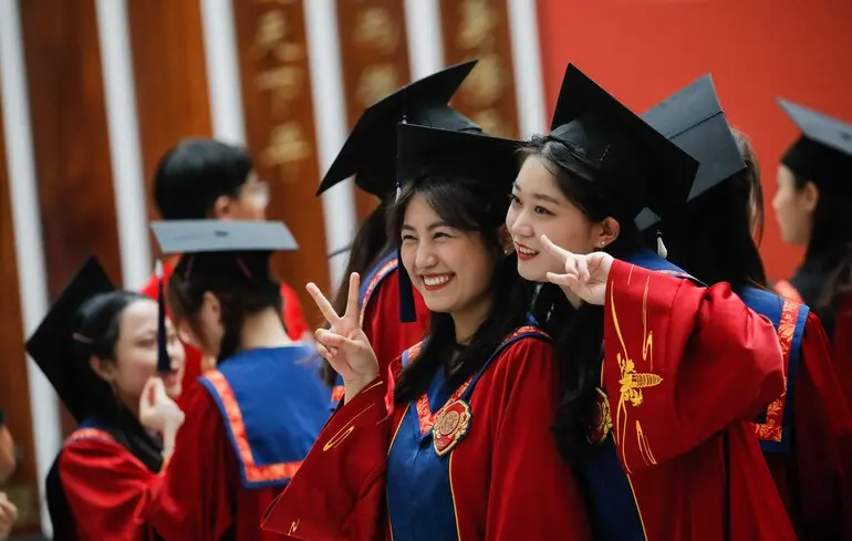 Китай усиливает борьбу за иностранных молодых выпускников научных факультетов