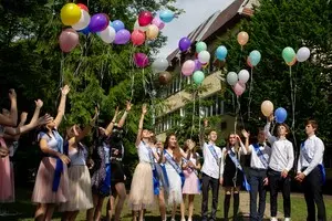 Скільки українських учнів хотіли б виїхати за кордон після школи — опитування